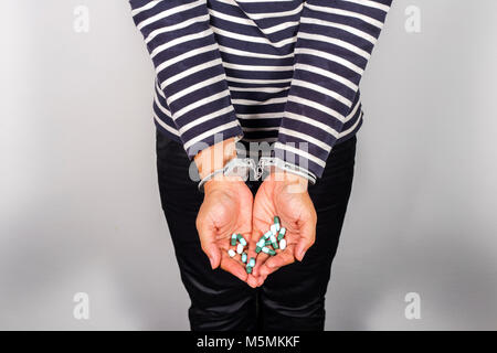 Der Täter Fälle, die durch den illegalen Drogenhandel. Stockfoto