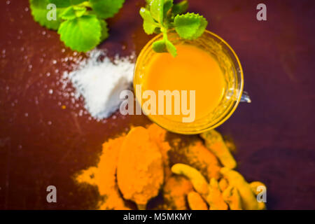 Kaffee der Gelbwurz, Curcuma longa, Haldi, Ajowan, Trachyspermum ammi und salz, Natriumchlorid. Stockfoto