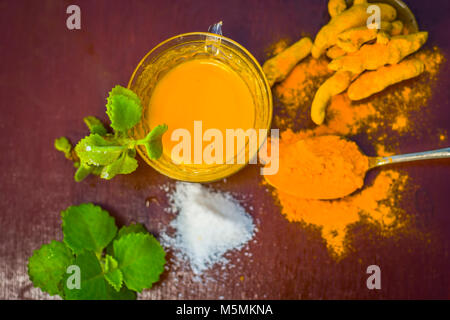 Kaffee der Gelbwurz, Curcuma longa, Haldi, Ajowan, Trachyspermum ammi und salz, Natriumchlorid. Stockfoto