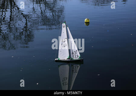 Ein Modell Boot/Yacht auf einem See in Southend-on-Sea, Essex. Stockfoto