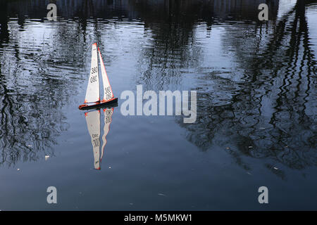 Ein Modell Boot/Yacht auf einem See in Southend-on-Sea, Essex. Stockfoto