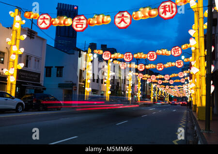 Chinatown Singapur Feiern zum chinesischen Neujahrsfest mit Licht Dekoration entlang der Straße mit Wort des Segens. Wort liest viel Glück und bleiben Sie wohlhabend. Stockfoto