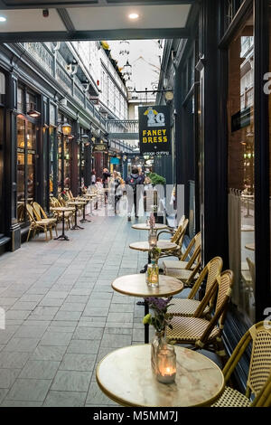 Tische und Stühle in der historischen Victorain Schloss Arcade in Cardiff City Centre Wales. Stockfoto