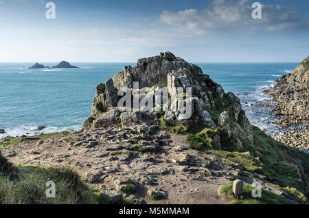 Ein Granit Felsen auf einer Landzunge mit Blick auf Porth Nanven in Cornwall. Stockfoto