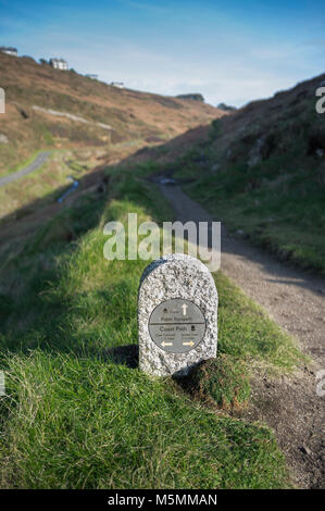 Ein Granit Schild an der South West Coast Path von Porth Nanven Kinderbett Tal in Cornwall. Stockfoto