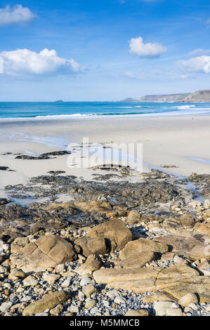 Felsen bei Ebbe in Sennen Cove in Cornwall ausgesetzt. Stockfoto