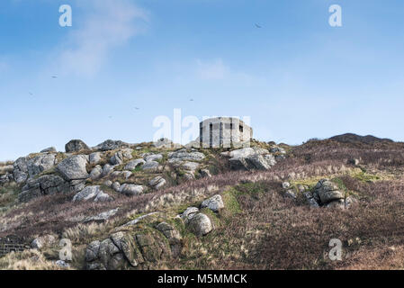 Die Überreste eines WWII Typ FW 3/24 Beton Bunker Bunker mit Blick auf Sennen Cove in Cornwall. Stockfoto