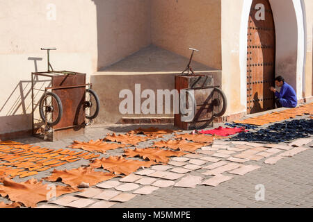 Trocknen Leder auf der Straße, Marrakesch, Marokko. Stockfoto