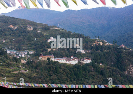 Trongsa, Bhutan. Trongsa Dzong (Monastery-Fortress) am späten Nachmittag. Trongsa Royal Heritage Museum auf halber Höhe Hügel hinter dem Dzong. Stockfoto