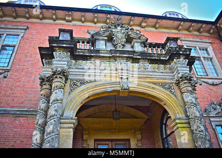 Die kunstvoll geschnitzten Portikus über dem Haupteingang Tredegar House, in Tredegar House Country Park, Newport, Gwent. Es ist eine National Trust Property. Stockfoto