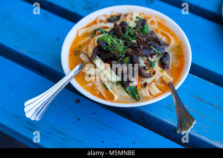 Trongsa, Bhutan. Mittagessen, Nudelsuppe mit getrocknetem Rindfleisch und Grüns. Stockfoto