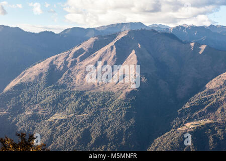 Bhutan. Blick nach Norden in die Ausläufer des Himalaya von der Straße zwischen Trongsa und Phobjikha. Stockfoto