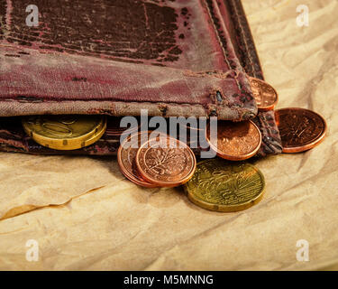 Alte Geldbörse und Euro Münzen Cent. Euro Geld. Währung der Europäischen Union. Stockfoto