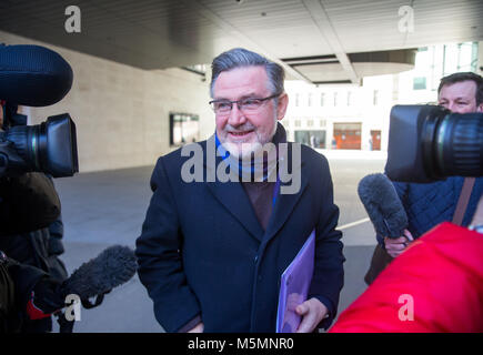 Barry Gardiner, Schatten Staatssekretär für internationalen Handel, Blätter der BBC nach Erscheinen auf der 'Sunday Politik "Fernsehprogramm. Stockfoto