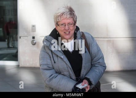 Schottische Journalist, Carrie Gracie, verlässt den BBC Studios. Die ehemalige China Editor der BBC über gleiche Bezahlung und die Ungleichheit der Geschlechter in Frage gestellt Stockfoto