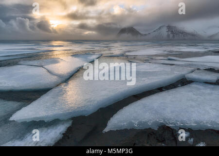 Gefrorene Meer an Vestrahorn in Island Stockfoto