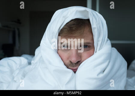 Close up Portrait der kaukasischen Mann mit Schlaflosigkeit. Stockfoto