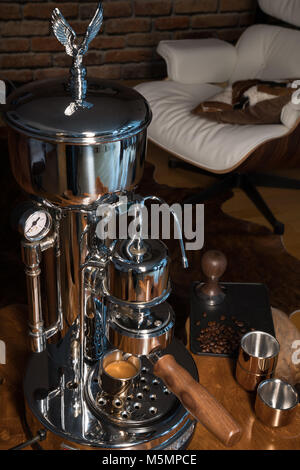 High End Espressomaschine - Barista zu Hause Stockfoto