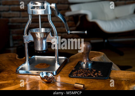 Espresso Grinder und Portafilter - Barista zu Hause Stockfoto