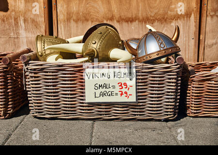 Oslo, Norwegen: 1. Mai 2017 - Spielzeug gehörnte Helme im typisch norwegischen Stil in Weidenkorb sind auf der Straße vor ein Souvenir Shop verkauft. Stockfoto