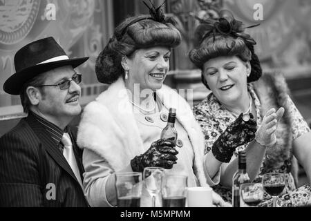 Re-enactors ein Getränk außerhalb des Red Lion Pub, 1940er Jahre Re-enactment Wochenende an der Nationalen Tramway Museum, Crich, Derbyshire, England, Großbritannien Stockfoto