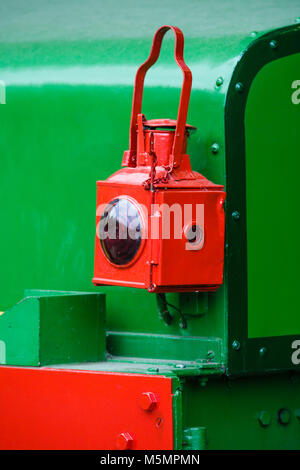 Rot und Grün kontrastierenden Farben auf der Blackpool Corporation elektrische Lokomotive auf nationaler Tramway Museum, Crich, Derbyshire, England, Großbritannien Stockfoto