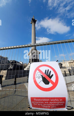 Restaurierungsarbeiten an der Nelson's Column am Trafalgar Square. Abgezäunt. Warnschild Stockfoto