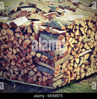 Holzschuppen mit vielen Stücken Holz fertig gebrannt zu werden, im Winter warm zu halten. Stockfoto