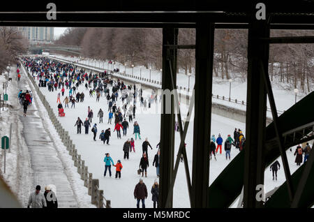 Die erstaunliche Architektur aus der Rideau Canal in Ottawa, Ontario während Winterlude 2018 gesehen Stockfoto