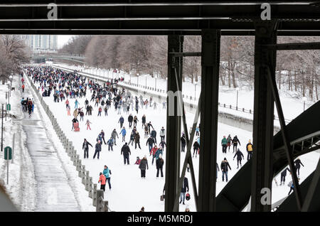 Die erstaunliche Architektur aus der Rideau Canal in Ottawa, Ontario während Winterlude 2018 gesehen Stockfoto