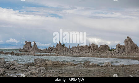 Mit Gewitterwolken brauen, Sand tufas stand hoch über Mono Lake, Kennzeichnung Rezession der salzigen Wasser über Jahrtausende in Lee Vining, Kalifornien Stockfoto