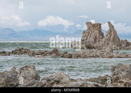 Mit Gewitterwolken brauen, Sand tufas stand hoch über Mono Lake, Kennzeichnung Rezession der salzigen Wasser über Jahrtausende in Lee Vining, Kalifornien Stockfoto