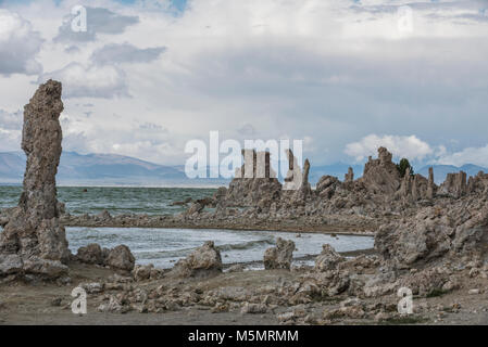 Mit Gewitterwolken brauen, Sand tufas stand hoch über Mono Lake, Kennzeichnung Rezession der salzigen Wasser über Jahrtausende in Lee Vining, Kalifornien Stockfoto