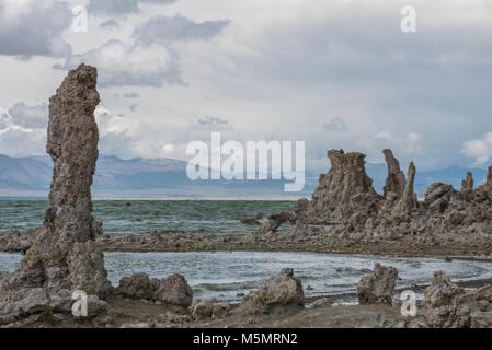 Mit Gewitterwolken brauen, Sand tufas stand hoch über Mono Lake, Kennzeichnung Rezession der salzigen Wasser über Jahrtausende in Lee Vining, Kalifornien Stockfoto