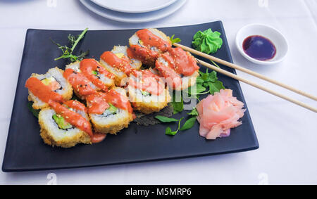 Sushi - Frittierte Lachs und Avocado Futomaki Stockfoto