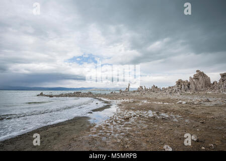 Mit Gewitterwolken brauen, Sand tufas stand hoch über Mono Lake, Kennzeichnung Rezession der salzigen Wasser über Jahrtausende in Lee Vining, Kalifornien Stockfoto