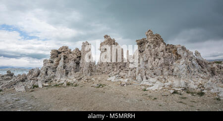 Mit Gewitterwolken brauen, Sand tufas stand hoch über Mono Lake, Kennzeichnung Rezession der salzigen Wasser über Jahrtausende in Lee Vining, Kalifornien Stockfoto