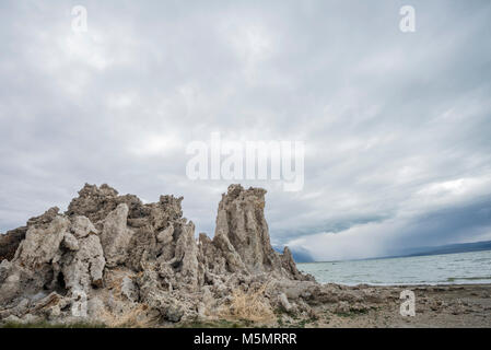 Mit Gewitterwolken brauen, Sand tufas stand hoch über Mono Lake, Kennzeichnung Rezession der salzigen Wasser über Jahrtausende in Lee Vining, Kalifornien Stockfoto