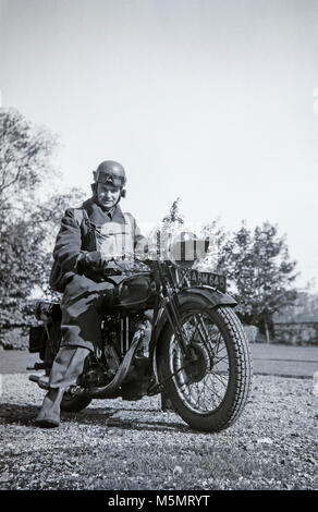 Foto, Versand Reiter auf einem vintage Sunbeam 500 britischen Motorrad. Stockfoto