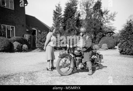 Foto, Versand Reiter auf einem vintage Sunbeam 500 britischen Motorrad. Stockfoto