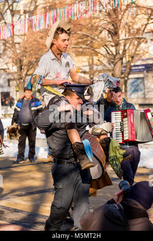 PERNIK, Bulgarien - 26. JANUAR 2018: Männlich gekleidet als Polizist lustige Bürger trägt mit Make-up in Street Festival bei der jährlichen Internationalen Festi Stockfoto