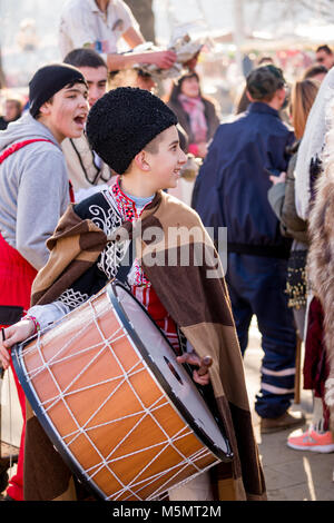 PERNIK, Bulgarien - 26. JANUAR 2018: Junge spielt laute Trommel Musik und hat Spaß mit anderen Musikern seiner Kuker Gruppe bei der jährlichen Internationalen Festiva Stockfoto