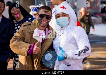 PERNIK, Bulgarien - 26. JANUAR 2018: die beiden Künstler Teens mit Kostümen von Patient und Pflegekraft stellen Lächeln für die Kamera bei der jährlichen Internationalen Fest Stockfoto