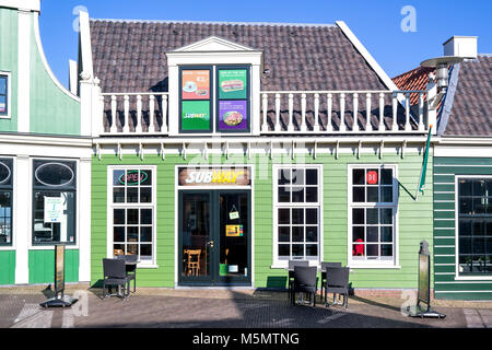 U-Bahn fast food Restaurant in Zaandam, NL. U-Bahn ist die größte einzelne - Marke restaurant Kette und das größte Restaurant Betreiber der Welt. Stockfoto