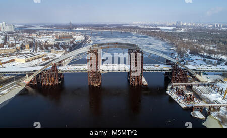 Rusty unfertige Brücke in Kiew, Ukraine. Kombinierte Auto- und der U-Bahn Brücke im Bau. Stockfoto