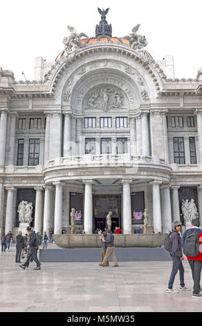 Menschen machen sich auf den Weg um die Plaza vor dem Palacio de Bellas Artes in das Centro Historico Stadtteil von Mexiko-Stadt, Mexiko Stockfoto