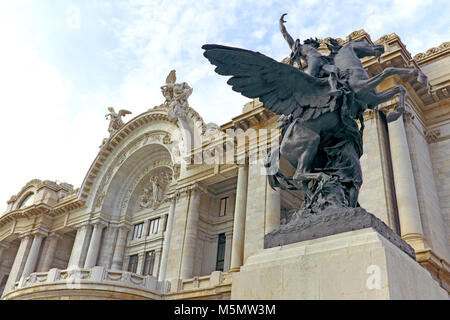 Statue von Pegasus steht Wache vor dem Pallacio de Bellas Artes in Mexiko-Stadt, Mexiko. Stockfoto