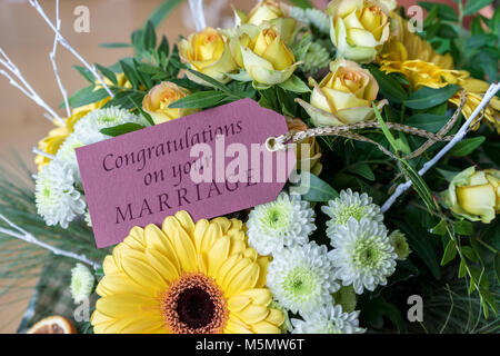 Grußkarte für die Hochzeit mit einem Bouquet von gelben und weißen Rosen, Gerbera, Chrysanthemen Stockfoto