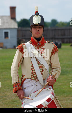 Ein Mitglied der Fife und Drum Band am Fort George National Historic Site, Niagara-on-the-Lake, Ontario, Kanada Stockfoto