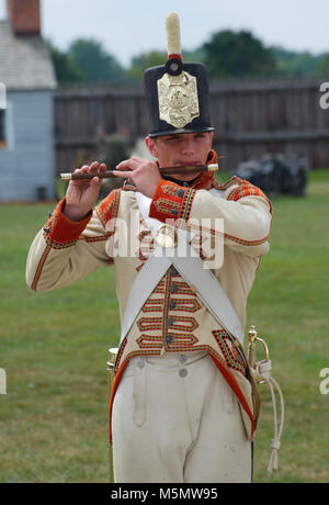 Ein Mitglied der Fife und Drum Band am Fort George National Historic Site, Niagara-on-the-Lake, Ontario, Kanada Stockfoto